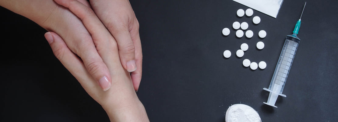 Наркоманы держатся за руки