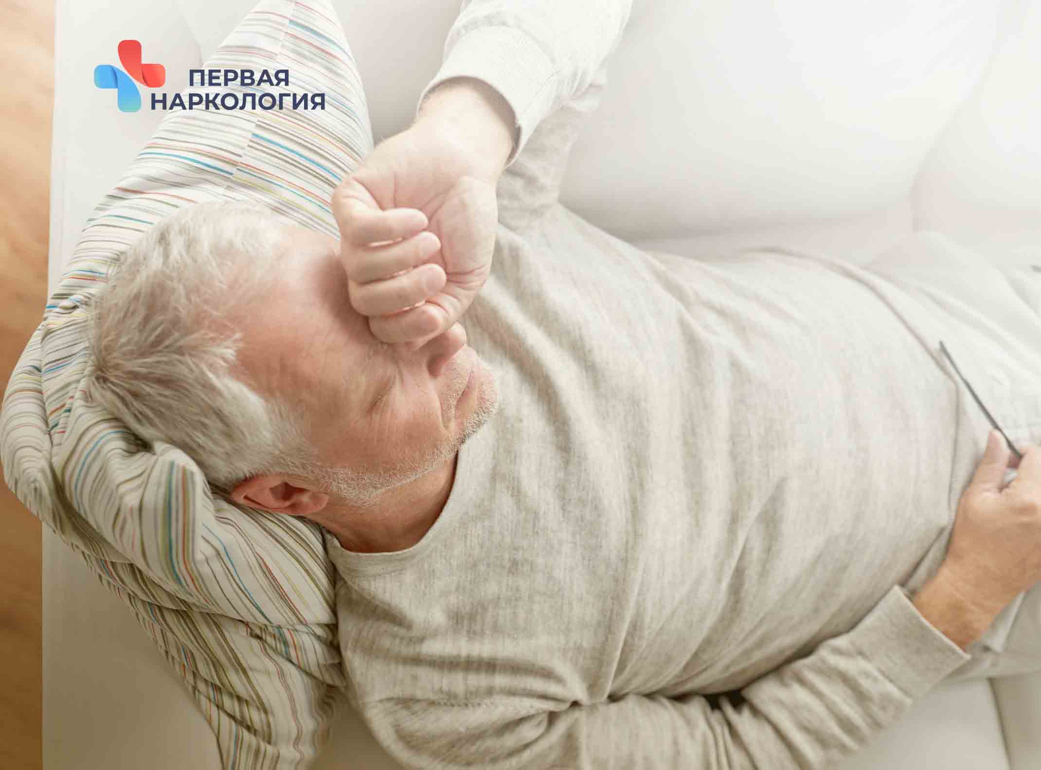 Мужчина держится за голову